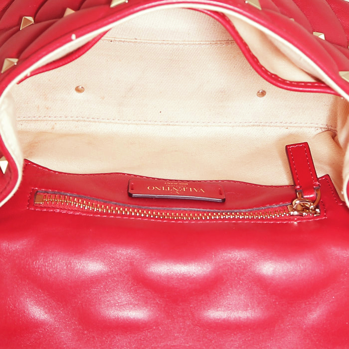 Sac bandoulière Valentino Garavani  Rockstud Spike en cuir matelassé rouge - Detail D3
