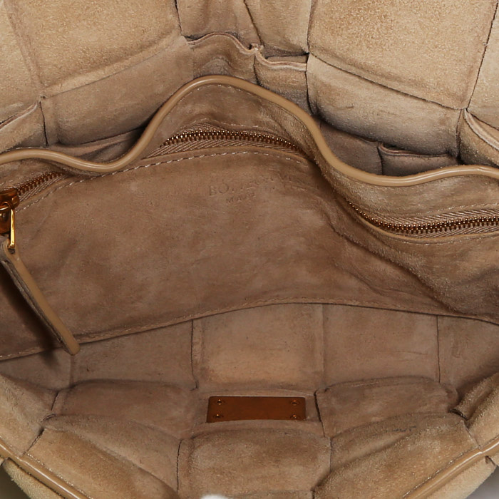 Sac à main Bottega Veneta  Padded Cassette en daim beige - Detail D2