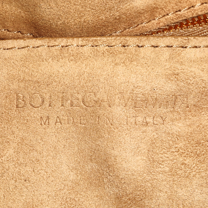 Bolso de mano Bottega Veneta  Padded Cassette en ante beige - Detail D3