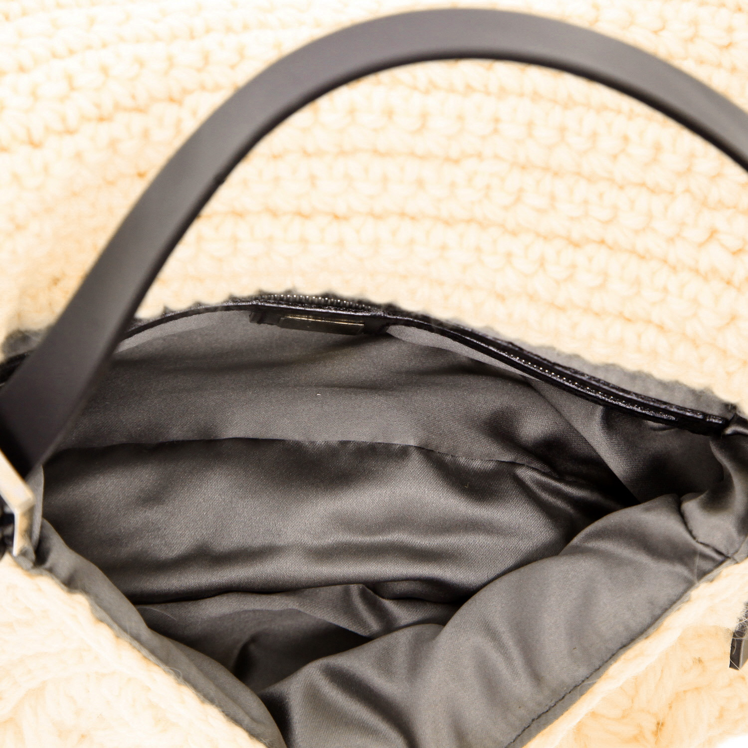 Fendi  Mamma Baguette handbag  in white whool  and black leather - Detail D3