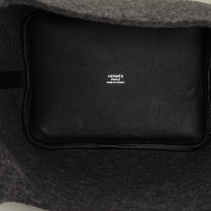 Bolso de mano Hermès  Picotin en fieltro gris y cuero swift negro - Detail D2