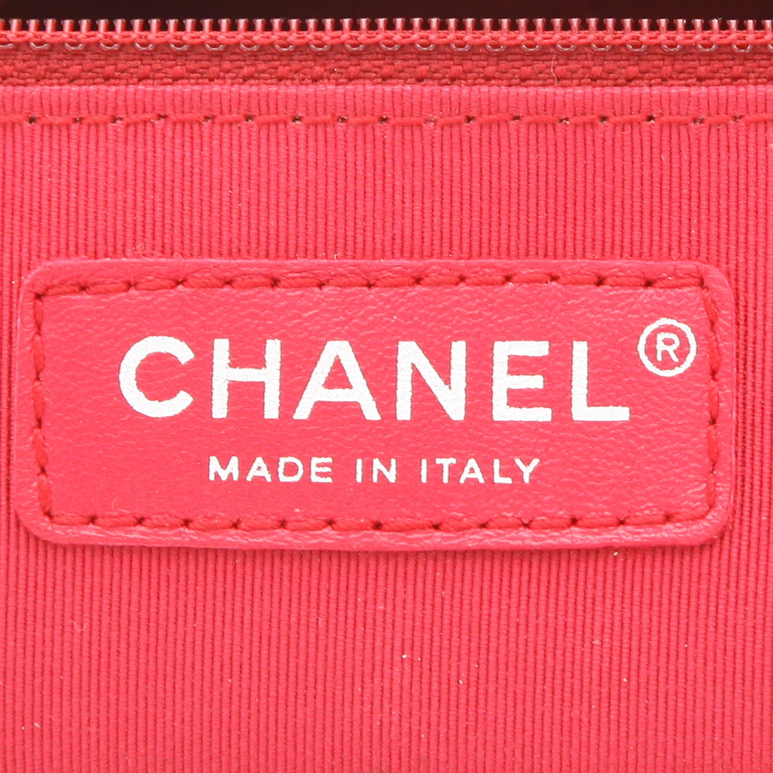 Sac bandoulière Chanel  Gabrielle  moyen modèle  en cuir matelassé doré - Detail D2