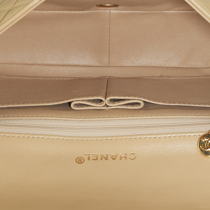 Sac bandoulière Chanel  Mademoiselle en cuir matelassé beige - Detail D2