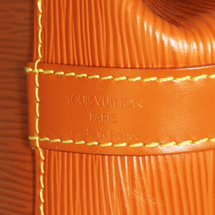 Sac cabas Louis Vuitton Petit Noé en cuir épi gold - Detail D3