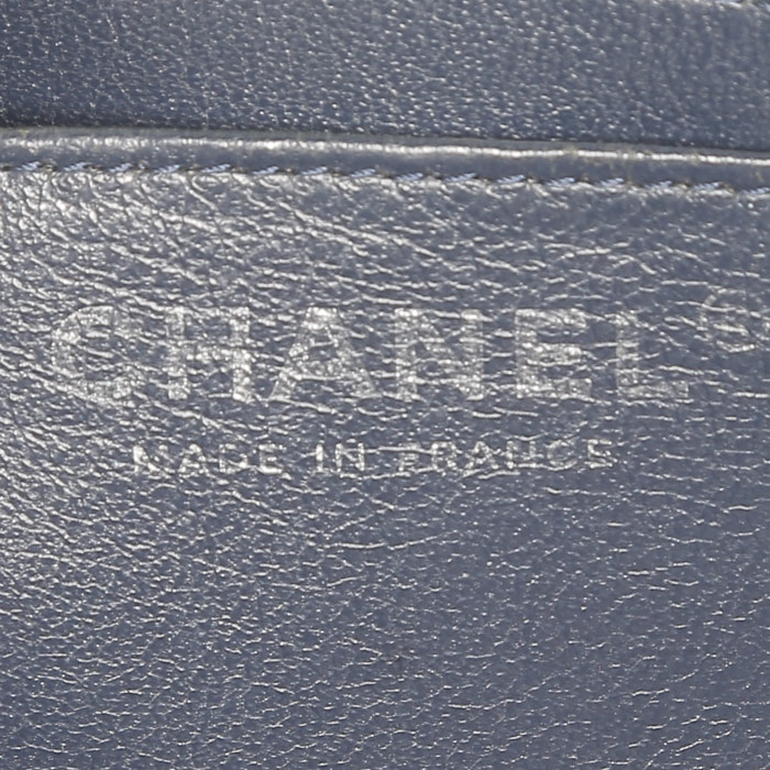 Sac bandoulière Chanel  Timeless Jumbo en cuir grainé matelassé bleu-marine - Detail D4