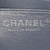 Borsa a tracolla Chanel  Timeless Jumbo in pelle martellata e trapuntata blu marino - Detail D4 thumbnail