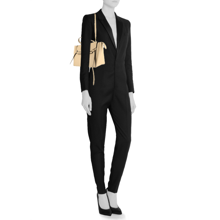 Bolso de mano Celine Belt en cuero granulado beige - Detail D2