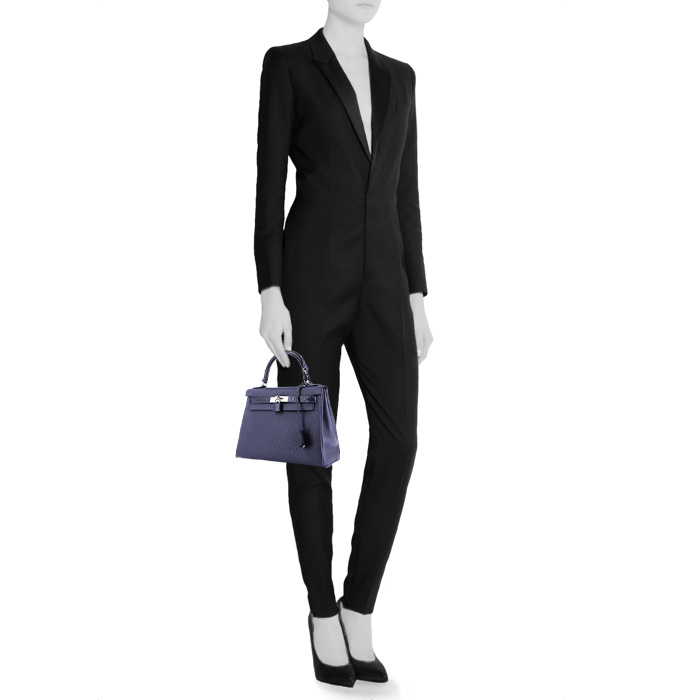 Hermès  Kelly 28 cm handbag  in indigo blue togo leather  and indigo blue porosus crocodile - Detail D1