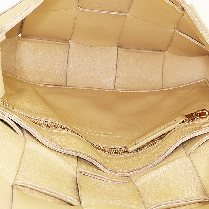 Bottega Veneta  Cassette shoulder bag  in beige intrecciato leather - Detail D2