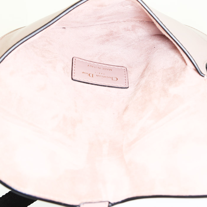 Bolsito-cinturón Dior Saddle en cuero beige rosado - Detail D2