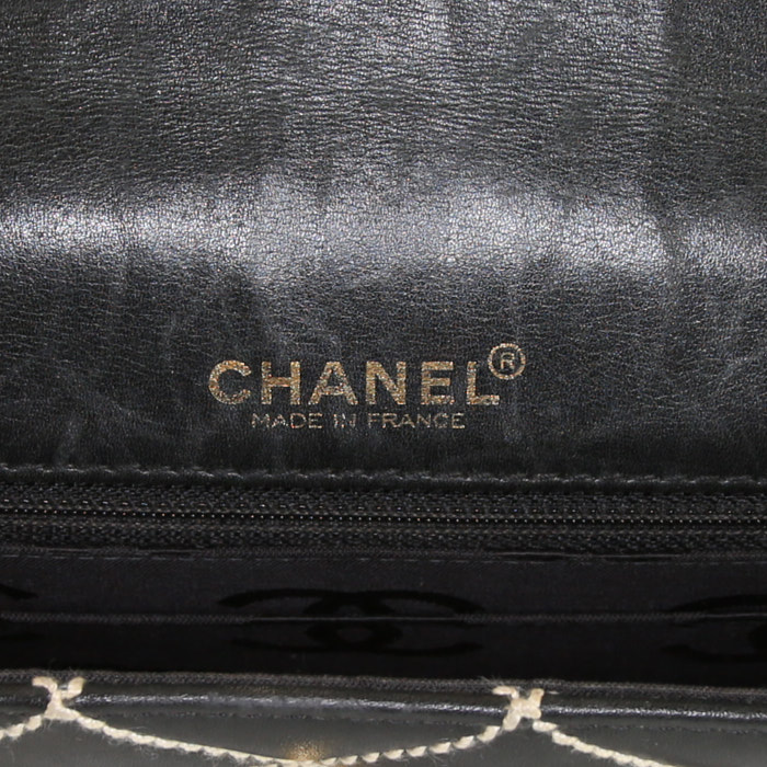 Bolso de mano Chanel Vintage en cuero acolchado negro - Detail D4