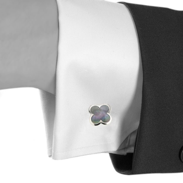 Van Cleef & Arpels Alhambra pair of cufflinks in white gold and mother of pearl - Detail D1