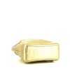Mochila Chanel  Gabrielle  en cuero acolchado dorado - Detail D4 thumbnail