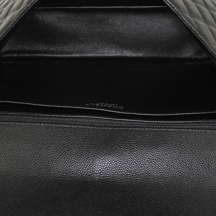 Bolso bandolera Chanel  Timeless Maxi Jumbo en cuero granulado acolchado negro - Detail D3