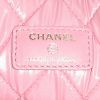 Bolsito de mano Chanel Pochette en cuero acolchado rosa - Detail D3 thumbnail