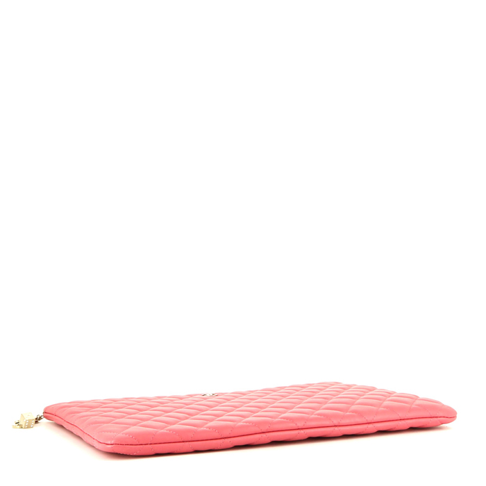 Chanel Pochette pouch in pink quilted leather - Detail D4