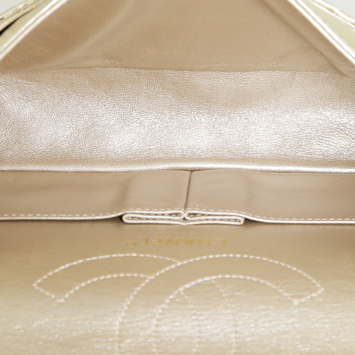 Bolso de mano Chanel  Chanel 2.55 en cuero acolchado dorado - Detail D3