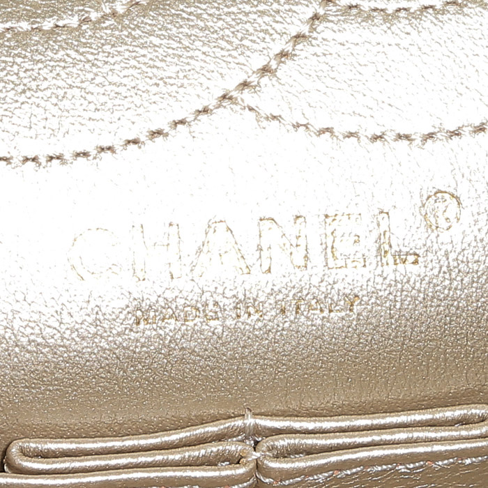 Sac à main Chanel  Chanel 2.55 en cuir matelassé doré - Detail D4