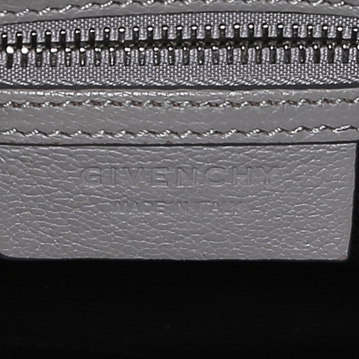 Bolso de mano Givenchy  Antigona modelo pequeño  en cuero gris - Detail D4