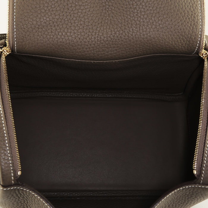 Bolso de mano Hermès  Lindy 26 cm en cuero togo marrón etoupe - Detail D2