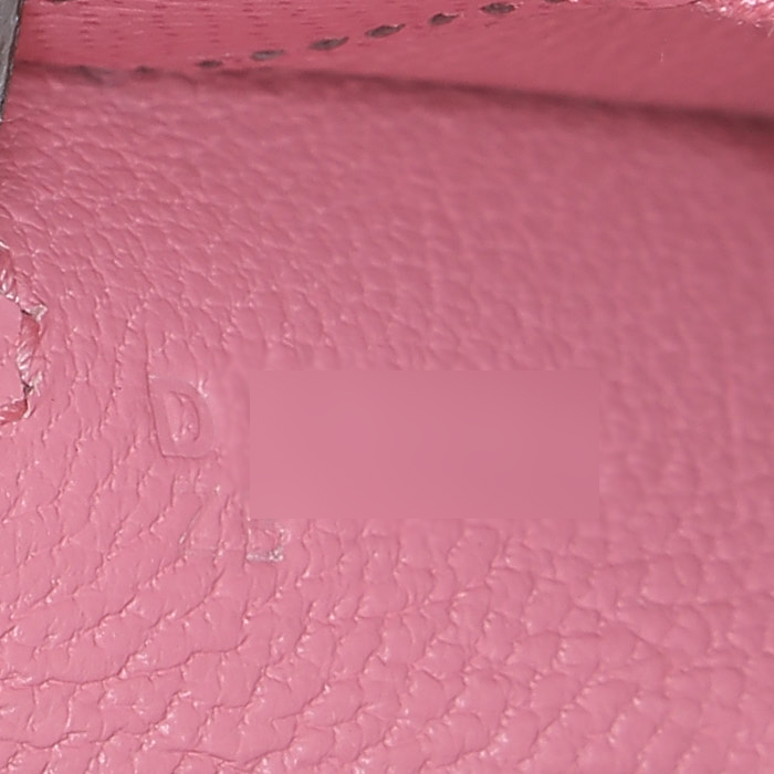 Bolso de mano Hermès  Kelly 25 cm en cuero epsom azalea pink y marrón etoupe - Detail D5