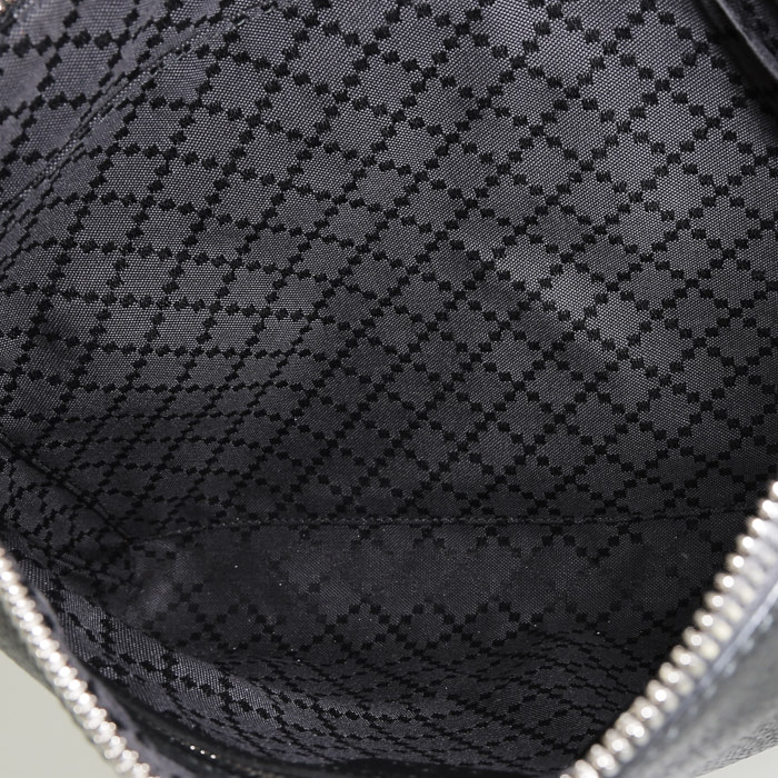 Bolsito de mano Gucci   en cuero granulado negro - Detail D2