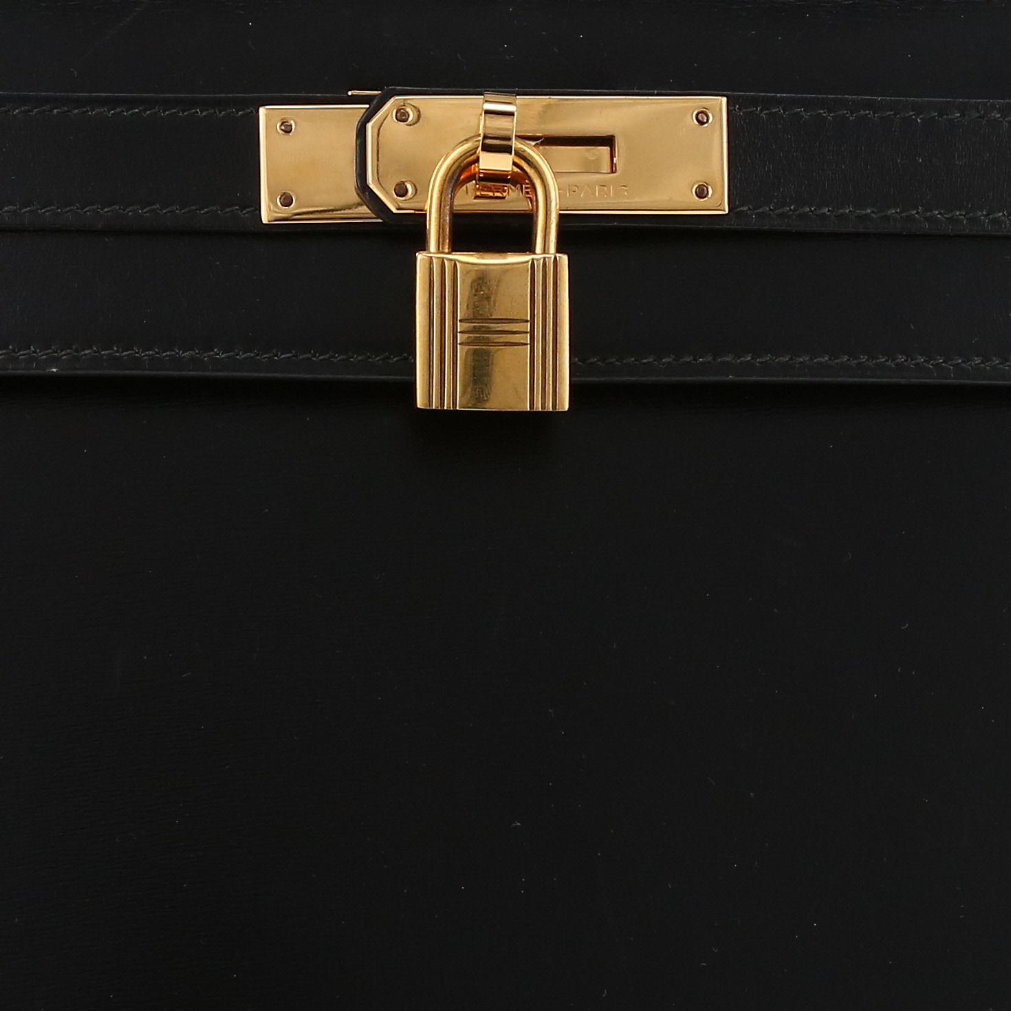 Bolso de mano Hermès  Kelly 28 cm en cuero box negro - Detail D1