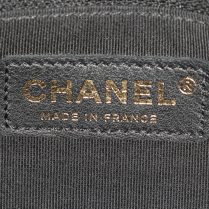 Borsa a tracolla Chanel  Boy in pelle trapuntata nera - Detail D4