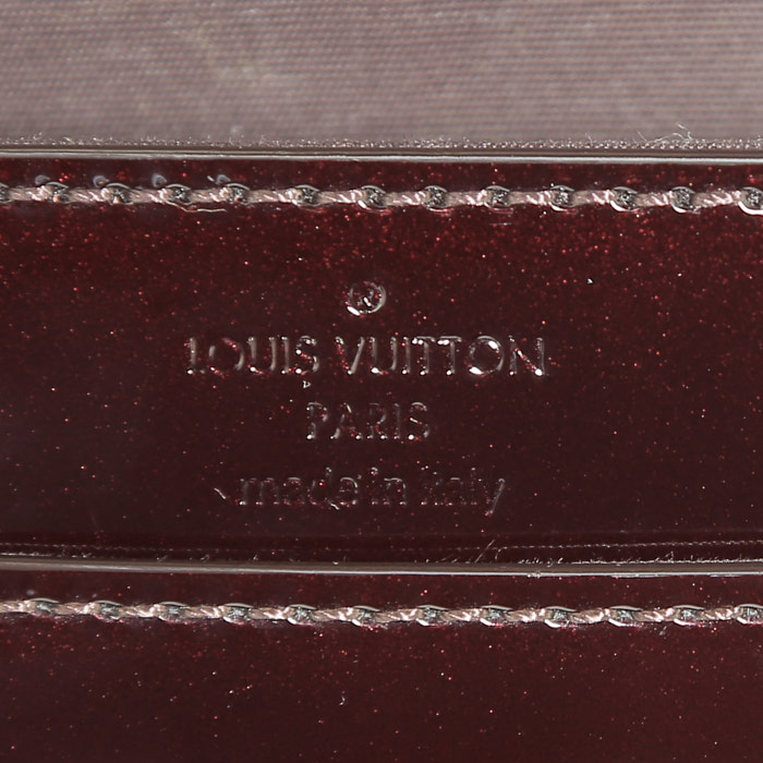 Bolso/bolsito Louis Vuitton  Louise en charol color berenjena - Detail D3