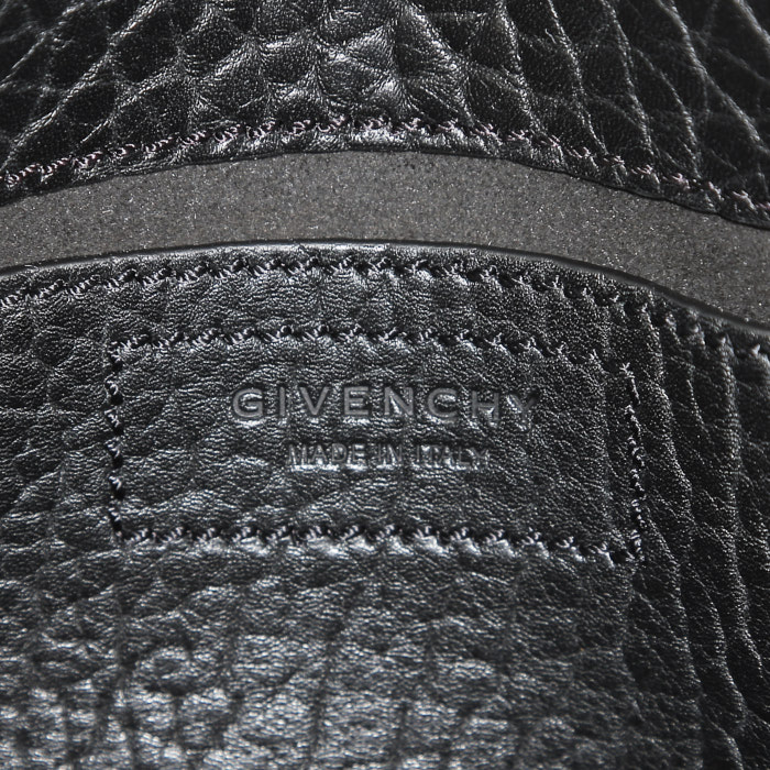 Bolso bandolera Givenchy  Infinity en cuero granulado negro - Detail D3