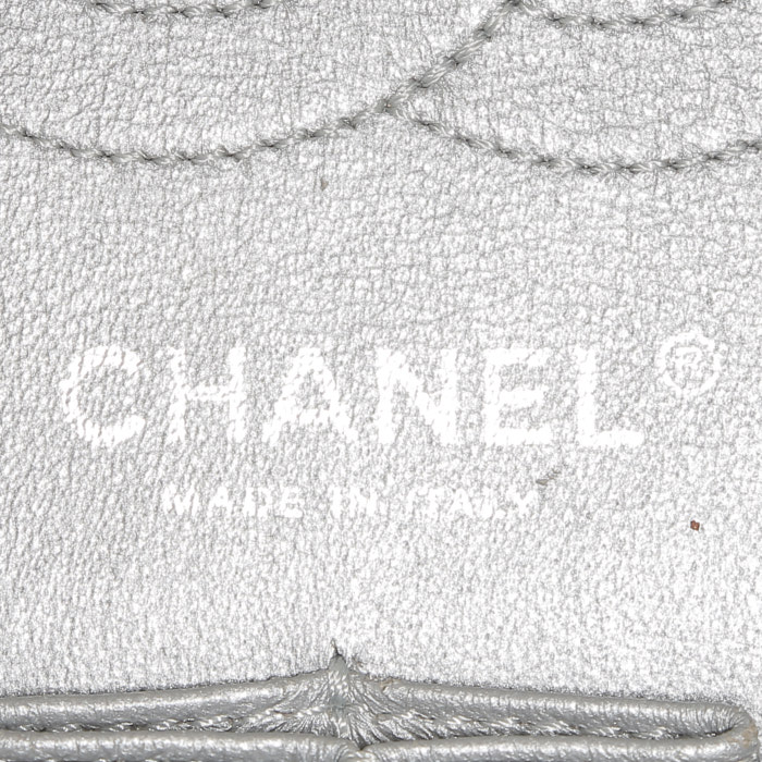 Chanel 2.55 handbag  in silver quilted leather - Detail D4