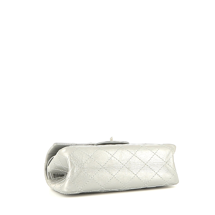 Sac à main Chanel 2.55 en cuir matelassé argent - Detail D5
