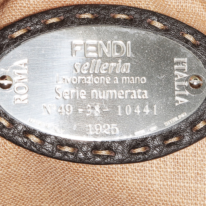 Bolso bandolera Fendi   en cuero granulado marrón - Detail D3
