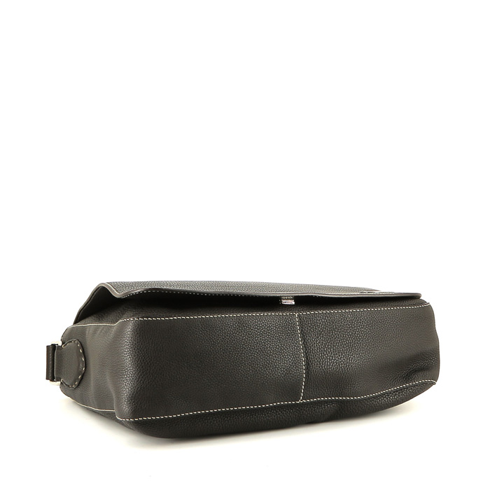 Fendi   shoulder bag  in brown grained leather - Detail D4