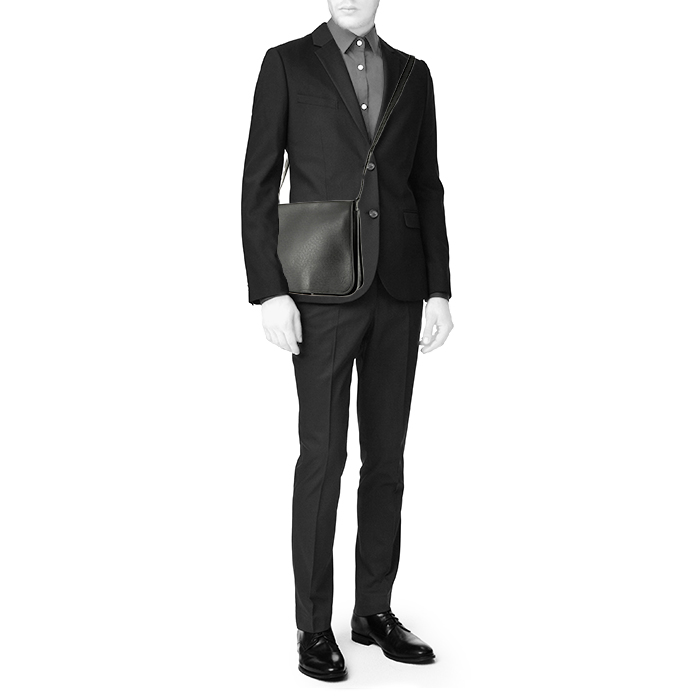 Louis Vuitton  Messenger shoulder bag  in black taiga leather - Detail D1