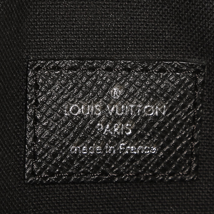 Sac bandoulière Louis Vuitton  Messenger en cuir taiga noir - Detail D3