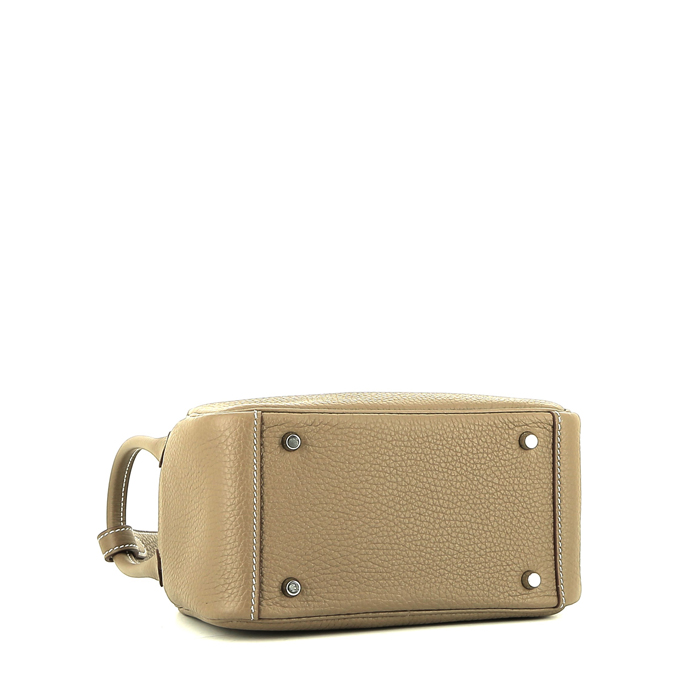Bolso bandolera Hermès  Lindy mini  en cuero togo marrón etoupe - Detail D4