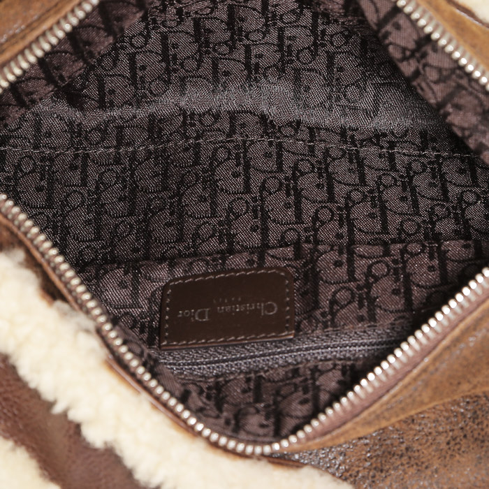 Sac à main Dior Flight en daim marron-chocolat et laine blanc-cassé - Detail D2