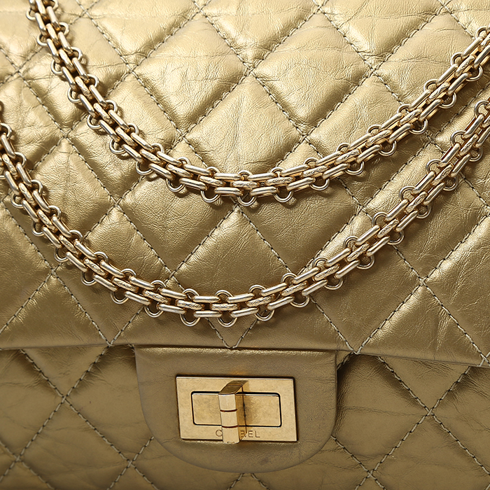 Bolso bandolera Chanel en cuero acolchado dorado - Detail D1