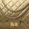 Borsa a tracolla Chanel   in pelle trapuntata dorata - Detail D1 thumbnail