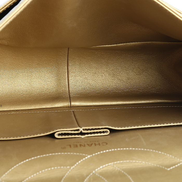 Sac bandoulière Chanel 2.55 maxi en cuir matelassé doré - Detail D2