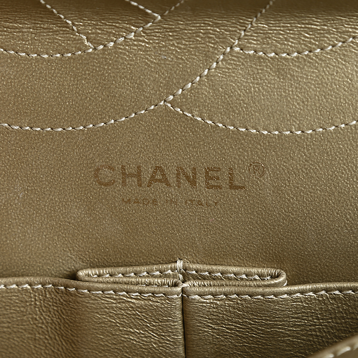 Sac bandoulière Chanel 2.55 maxi en cuir matelassé doré - Detail D3