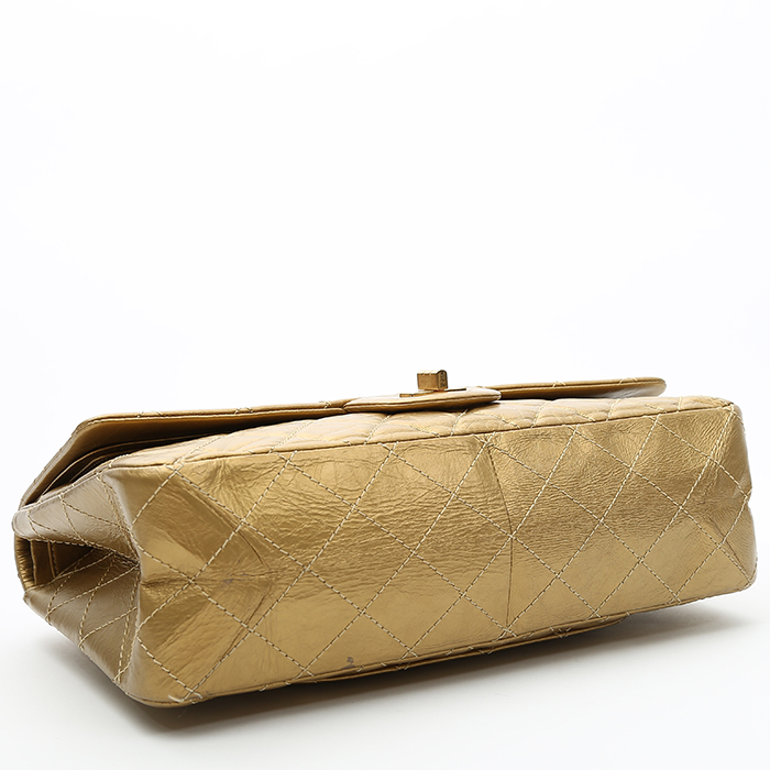 Sac bandoulière Chanel 2.55 maxi en cuir matelassé doré - Detail D4