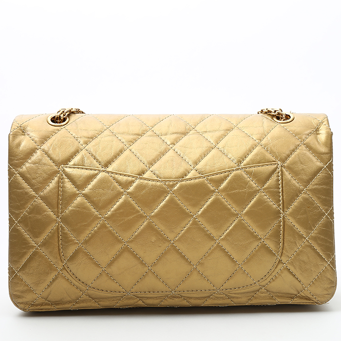 Sac bandoulière Chanel 2.55 maxi en cuir matelassé doré - Detail D7
