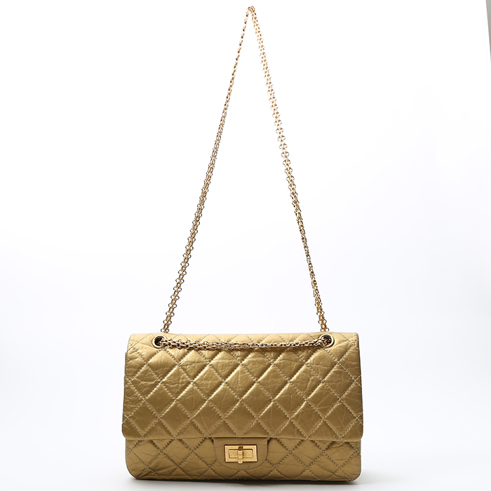Sac bandoulière Chanel 2.55 maxi en cuir matelassé doré - Detail D8
