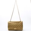 Borsa a tracolla Chanel   in pelle trapuntata dorata - Detail D8 thumbnail