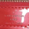 Sac cabas Louis Vuitton  Wilshire en cuir verni monogram rouge - Detail D3 thumbnail