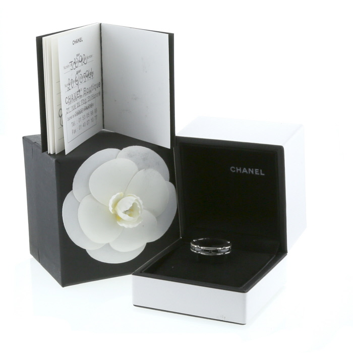 Bague Chanel Ultra petit modèle en or blanc et céramique noir - Detail D2