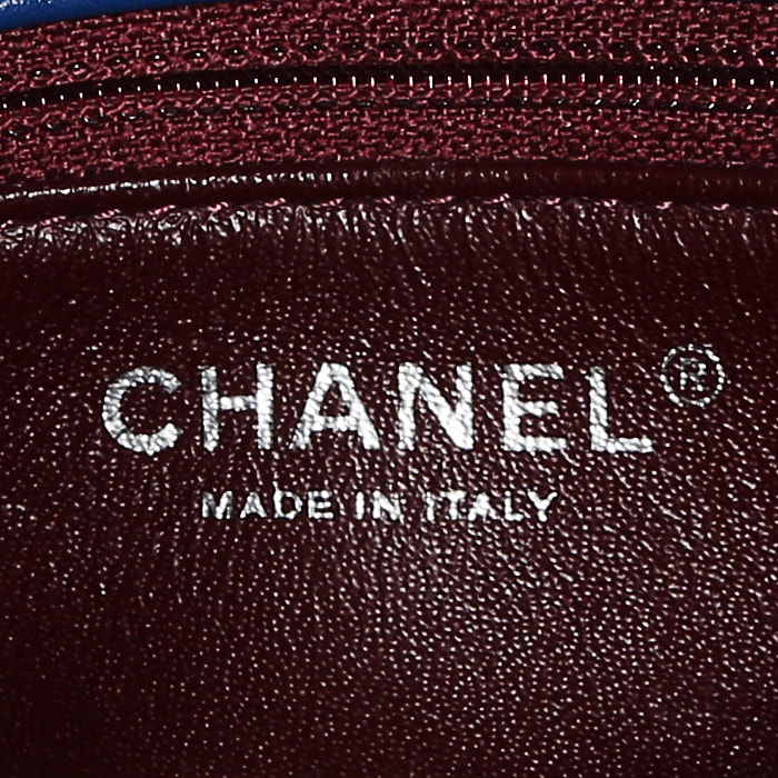 Chanel Trendy CC handbag in blue quilted leather - Detail D4