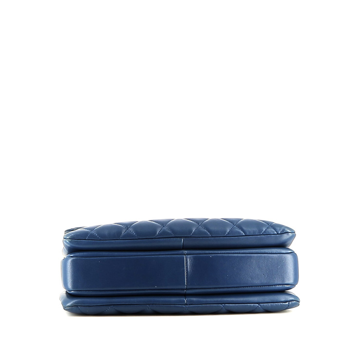 Chanel Trendy CC handbag in blue quilted leather - Detail D5